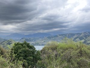 相模湖が見えて雲行き怪し