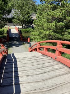 あちら側が彼岸(弥勒浄土）