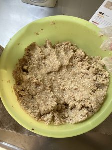 煮大豆と麹と塩を混ぜる