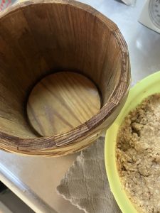 木の樽に詰めます