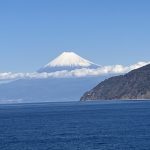 雲がかかった富士山
