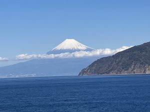 雲がかかった富士山