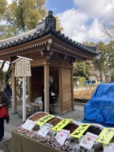 山門入って右に塩地蔵あり