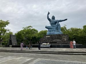 平和祈念像　高さ：9.7m　神の愛と仏の慈悲を象徴