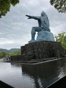 水平に伸ばした左手は“平和”を