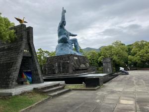 天を指した右手は“原爆の脅威”