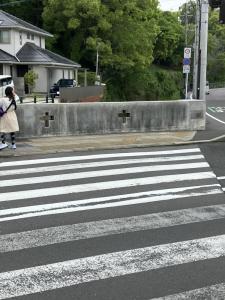 街のあちこちに平和を祈る、十字架が。