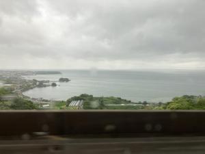 帰りは大雨の中、バスで熊本へ。大村湾を左手に見ながら。