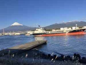 巨大タンカーと富士山