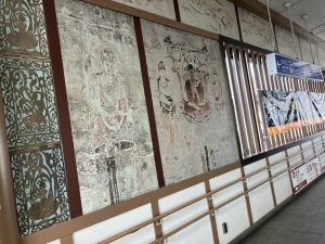 法隆寺駅の南北通路の壁画