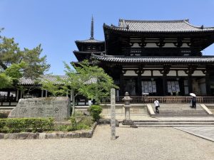 飛鳥建築の中門。左右には奈良時代に作られてた金剛力士像があります。