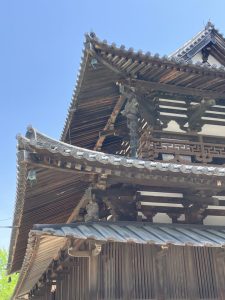 金堂の屋根に登るゆ龍