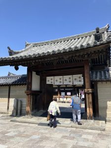 東院伽藍へ
