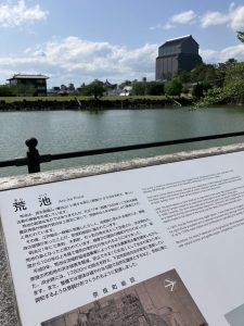 人混みを抜け荒池から興福寺の修復中の塔