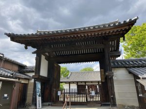 奥に見えるのが奈良時代の建物の本堂（国宝）