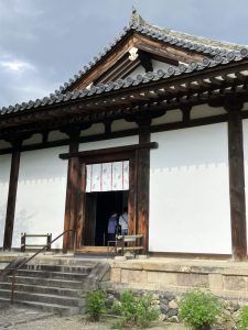 本堂へ横から入る