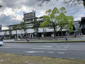 ホテルまでてくてく歩く。