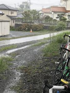 なぜか雨