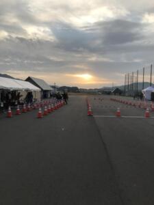 朝会場にて