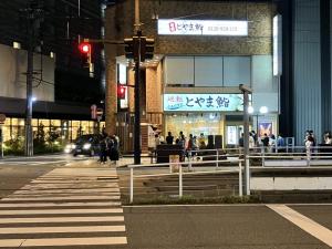 人気お寿司店は昼夜行列